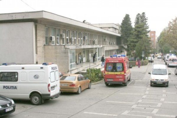 Femeie lovită de autoturism, la Valu lui Traian